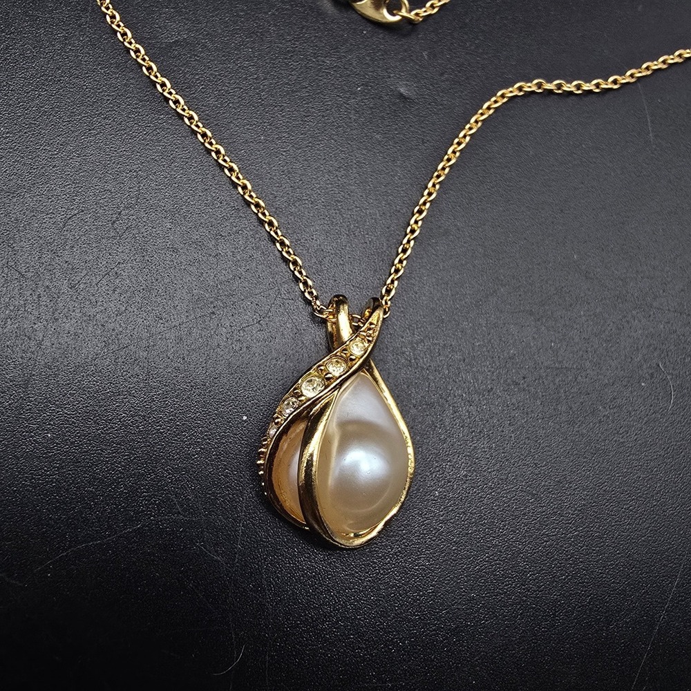 Avon Faux Pearl Pendant Necklace Gold Tone Vintage Costume Jewelry